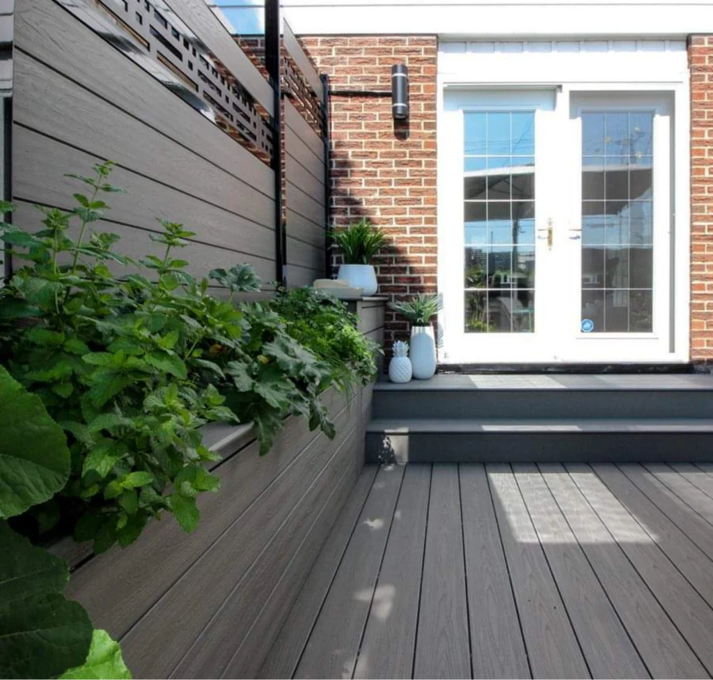 New Tech Wood USA الخشب البلاستيكي يُعتبر من المواد المستقبلية في العديد من الصناعات بفضل مزاياه العديدة التي تشمل المتانة، الاستدامة، والقدرة على تحمل الظروف البيئية الصعبة. في حين أن هناك بعض العيوب مثل التكلفة الأولية المرتفعة والتمدد الحراري، فإن فوائده الجمة تجعل منه الخيار المثالي للكثير من التطبيقات في البناء، الديكور، والمشاريع التجارية والصناعية.